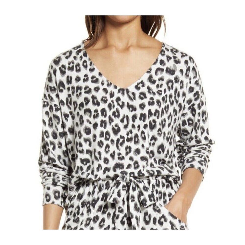NWT Gibsonlook Women's V-Neck Fleece Top Sweater Snow Leopard Print Sz Small